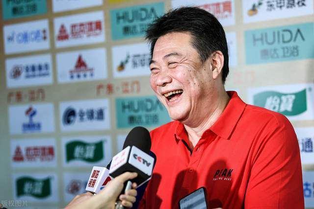 第1333章六个小时后当叶辰登上飞机，韩光耀便指着其中一名正在检查降落伞包的白人男子说道：少爷，这位是来自俄罗斯的瓦西里，之前是伞兵教练，专业高空负重跳伞二十年，经验非常丰厚。
